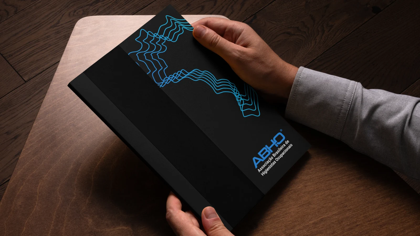 Mockup da identidade em material institucional