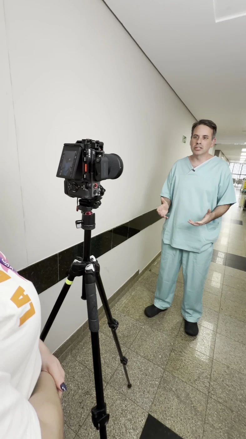 Câmera profissional nos bastidores de uma gravação