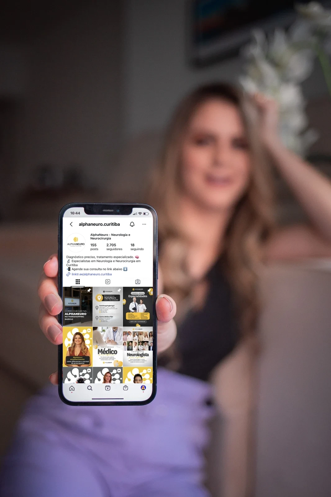 Presença digital da AlphaNeuro apresentada no celular