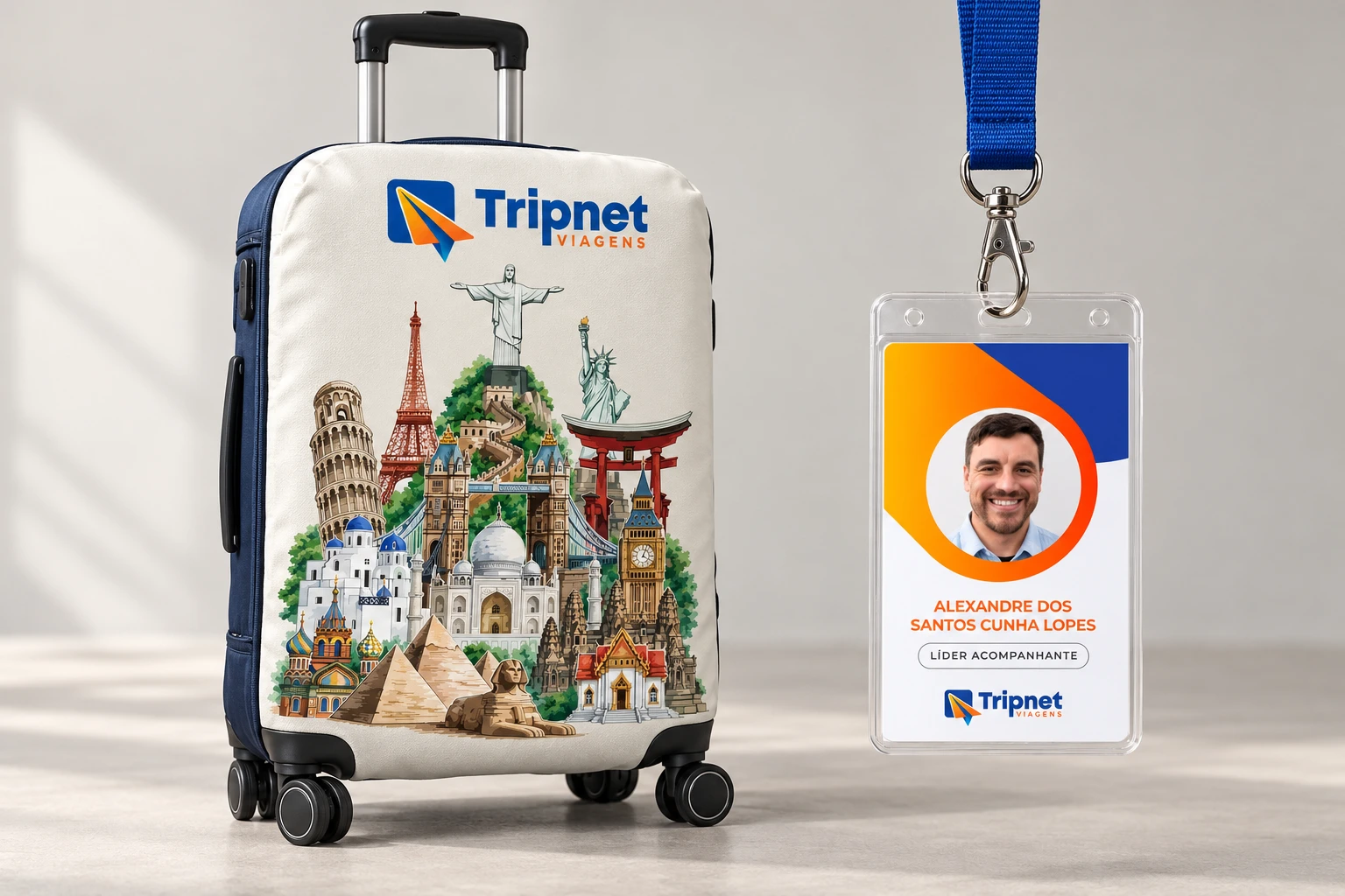 Mockup da capa de mala Tripnet em mala de viagem e crachá com cordão e porta-crachá transparente